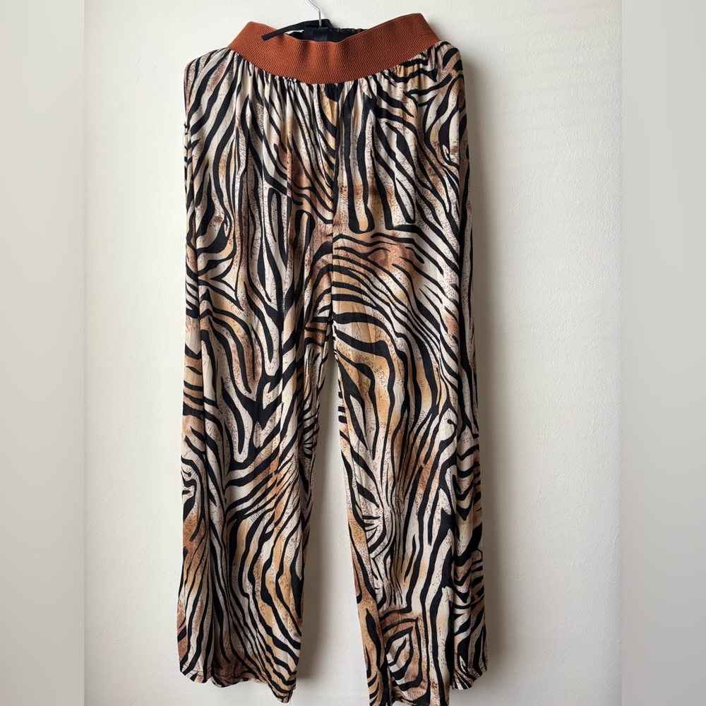 Zebra Print Wide-Leg Slip-on Pants Stretchable wide waistband. With Pockets.